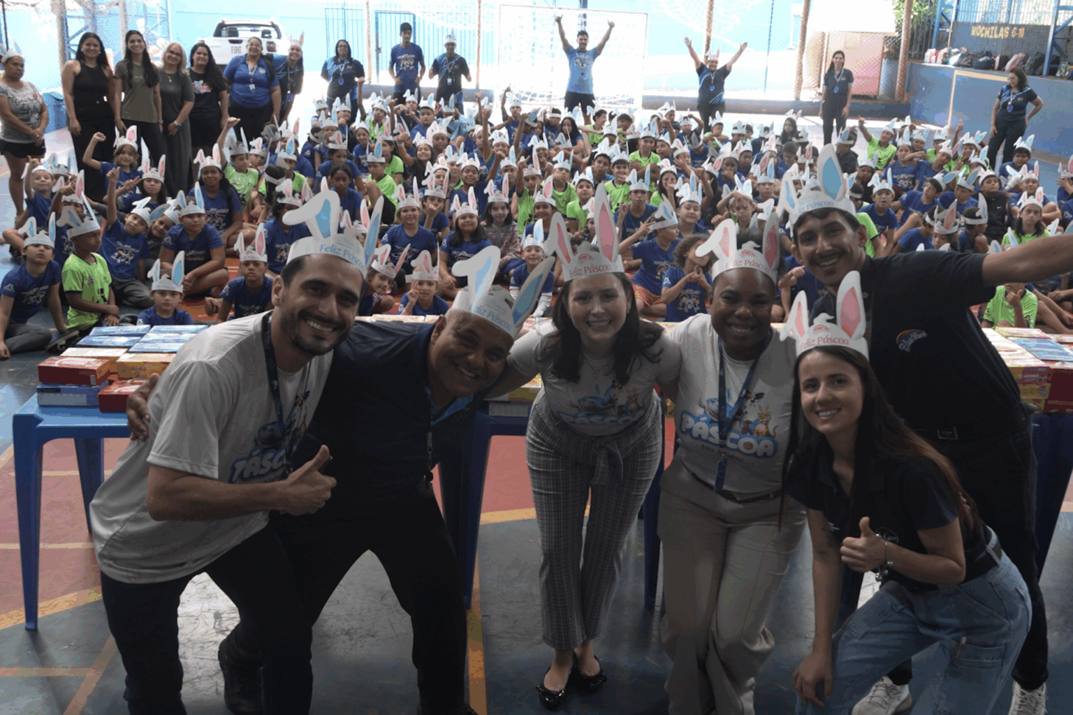 Grupo Mabu promove ação solidária de Páscoa com entrega de chocolates para crianças atendidas pelo projeto “Um Chute para o Futuro”