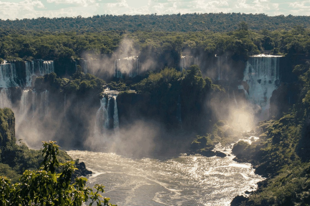 Eleitas a melhor atração da América do Sul, as Cataratas do Iguaçu encantam turistas.