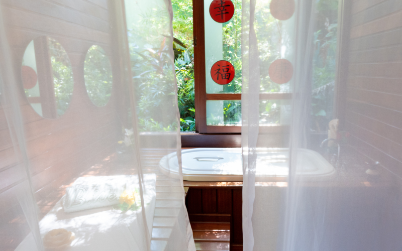 Viva uma experiência única de bem-estar no SPA B. Well, com massagens, ofurô, esfoliação e salão de beleza no Mabu Thermas Grand Resort.