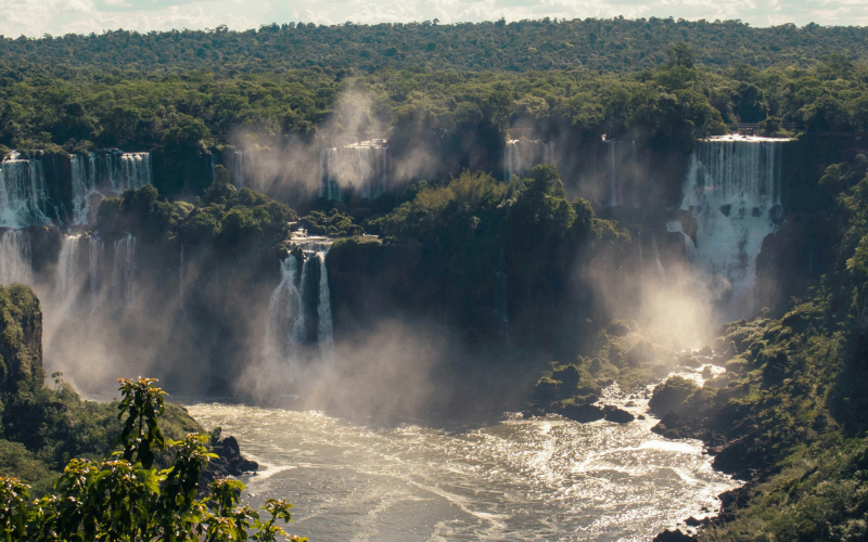 Eleitas a melhor atração da América do Sul, as Cataratas do Iguaçu encantam turistas.