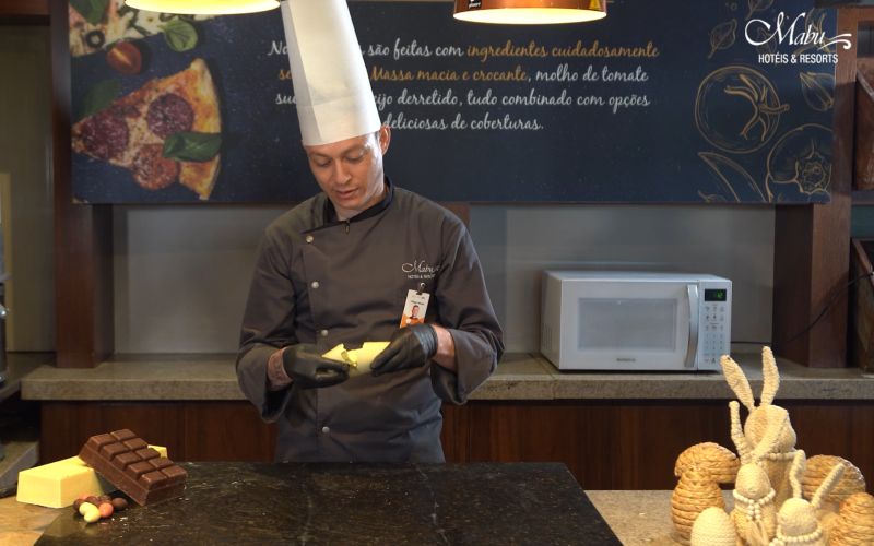 Páscoa no Mabu: aprenda receita com chocolate branco e pistache e descubra por que o chocolate virou símbolo dessa data.