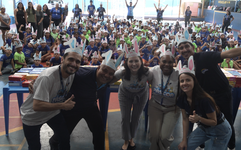 Grupo Mabu entregou 500 caixas de bombons para crianças do projeto “Um Chute para o Futuro” em Foz do Iguaçu, reforçando seu compromisso social.