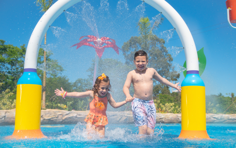 Blue Park tem Day Use com preços especiais e combo incluso. Diversão, praia com ondas e lanche garantido para toda a família!