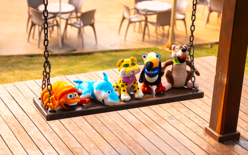 Grupo Mabu apresenta pelúcias dos mascotes do Blue Park, reforçando o vínculo afetivo e ampliando a experiência dos visitantes.